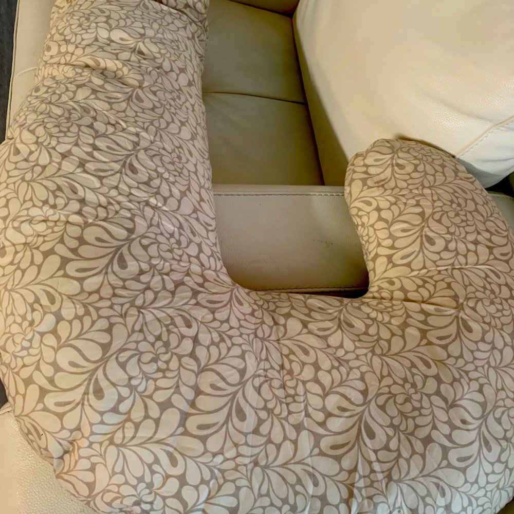 Body pillow for pregnancy